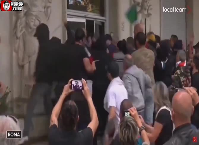 Video :Italians are fighting against being banned from working without a vaccination